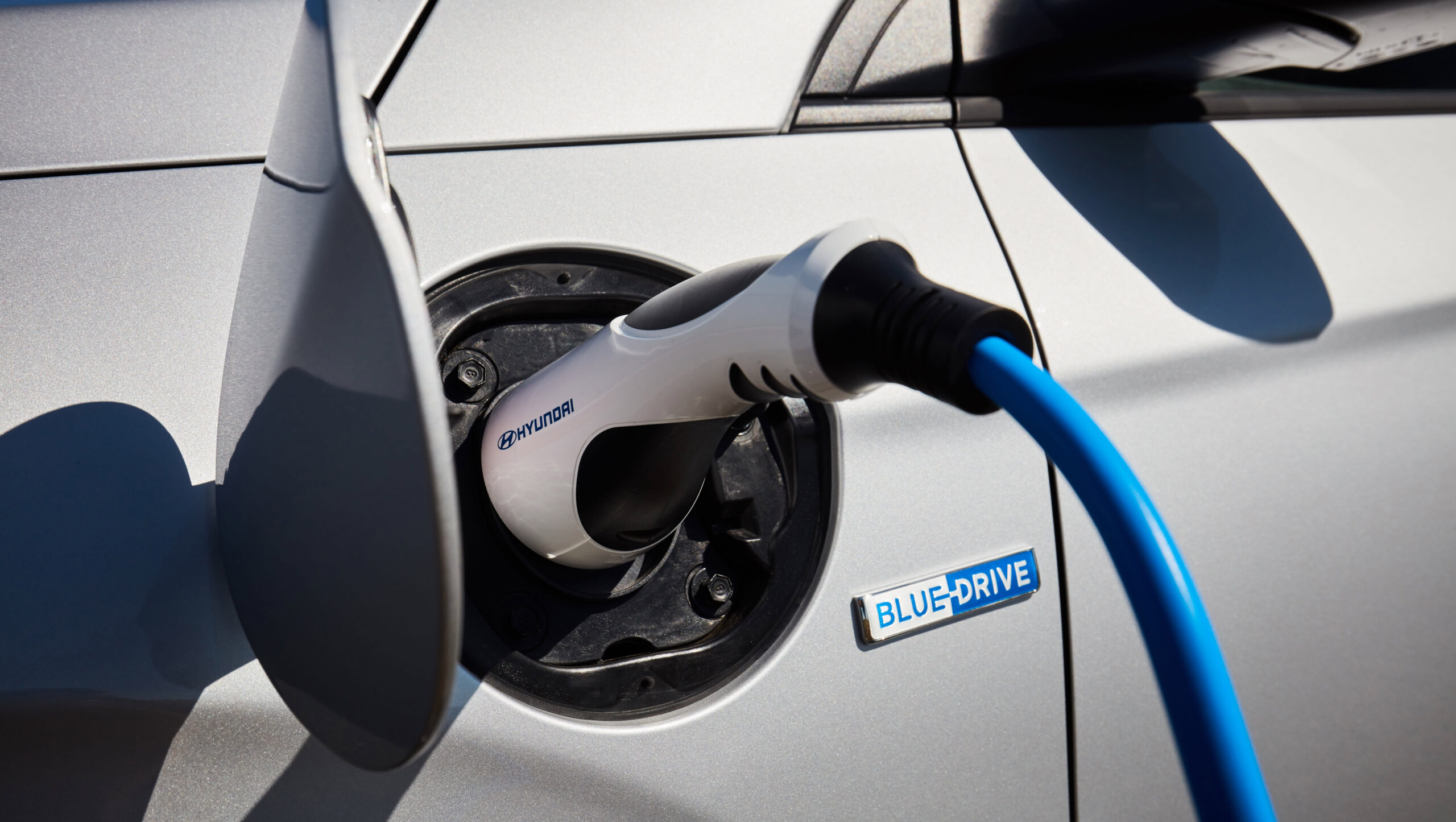 ev &  hybridguide Hybride vs hybride rechargeable : quelle est la différence ?  20 septembre 2023 La principale différence entre un hybride et un hybride rechargeable est que le premier...
