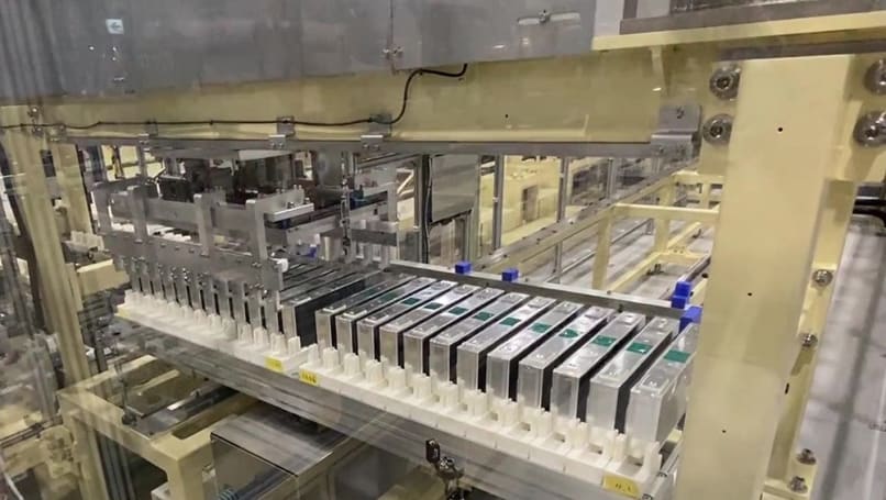 Composée de plus de 8 400 personnes, elle fabrique des batteries lithium-ion principalement destinées aux applications automobiles.