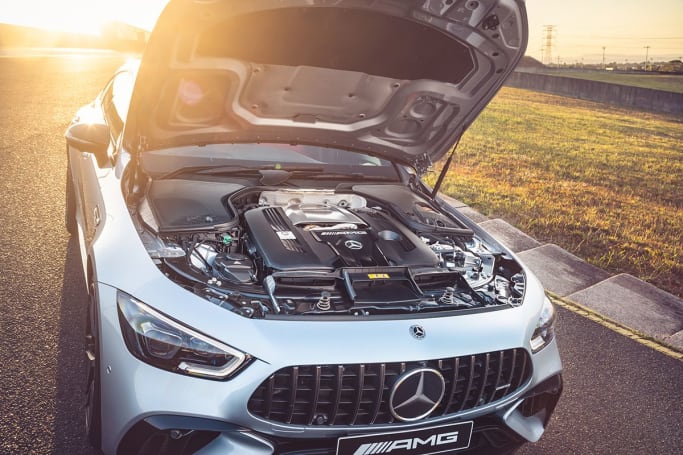 Un moteur V8 biturbo se cache à l’avant, produisant un puissant 470 kW et 900 Nm, alimenté par une boîte automatique à neuf vitesses.