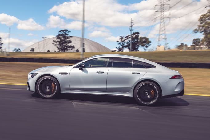Il y a beaucoup de grands chiffres autour de la Mercedes-AMG GT63S E Performance, mais permettez-moi de vous en citer un autre : 245 km/h.