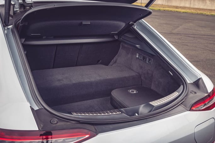 Grâce à la batterie électrique et au moteur logés à l'arrière, l'espace de coffre n'est que de 335 litres.
