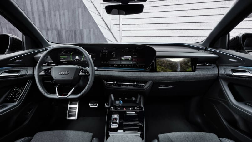 Le Q6 e-tron aura également de nouvelles caractéristiques intérieures telles qu'un écran passager (comme on le voit dans la Porsche Taycan).