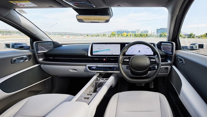 La gestion des tâches multimédias est assurée par un système de 12,3 pouces avec navigation par satellite, Apple CarPlay/Android Auto, une sortie à six haut-parleurs et un chargeur de smartphone sans fil.