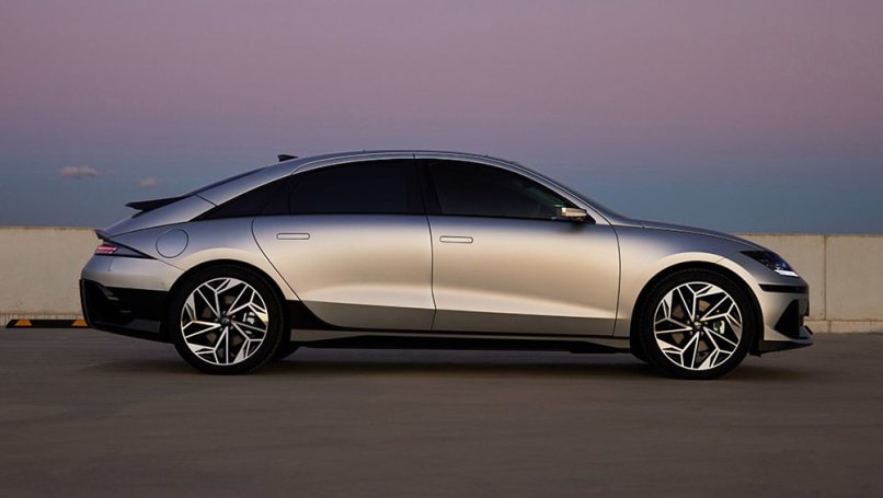 Tous les modèles Ioniq 6 sont capables d’une charge rapide de 350 kW en courant continu qui peut récupérer 10 à 80 % de la batterie en moins de 20 minutes.