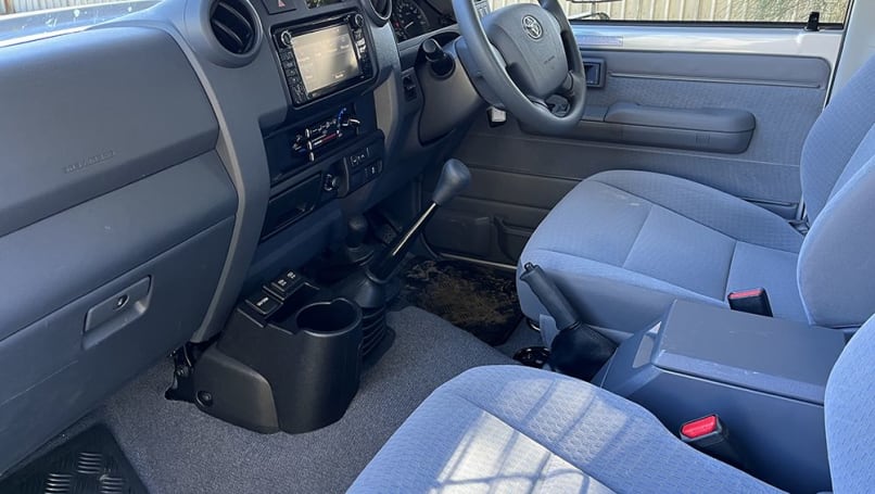 Le frein à main du LandCruiser série 70 est loin d’être idéal. (Image : Glen Sullivan)