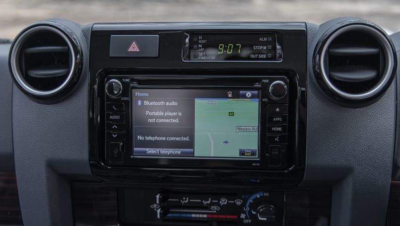 L'intérieur du LandCruiser série 70 est doté de plastiques durs et d'un écran tactile de 6,0 pouces. (Image : Glen Sullivan)