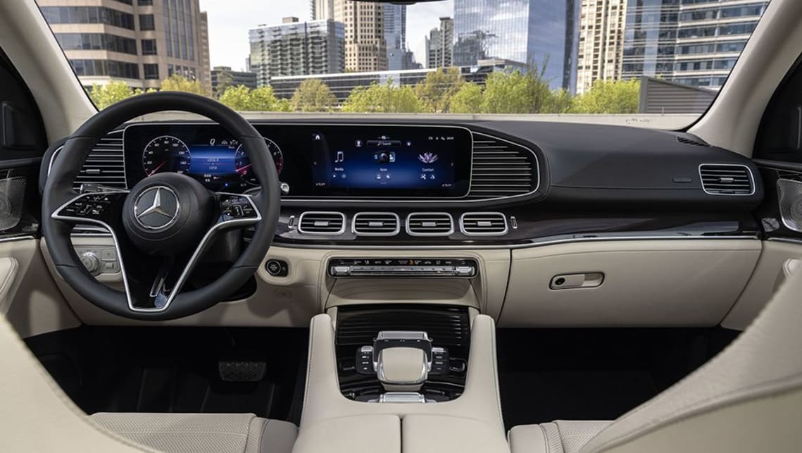 À l'intérieur du SUV GLE, l'interface multimédia et le volant « multifonction » exécutent la dernière itération du logiciel « MBUX » de Merc.