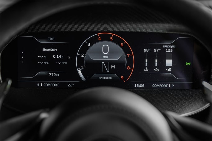 McLaren dit que vous pouvez vous attendre à 12,2 L/100 km en cycle combiné, avec des émissions fixées à 276 g/km.
