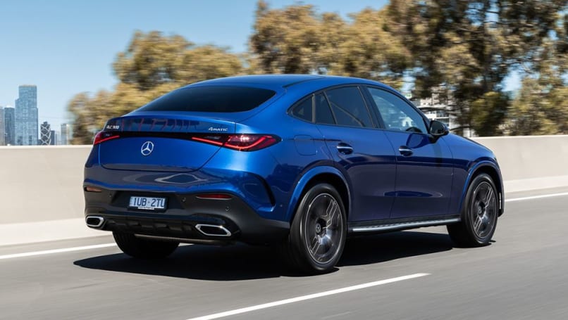 Il est également livré avec des jantes en alliage AMG à cinq rayons de 20 pouces et une suspension sport.