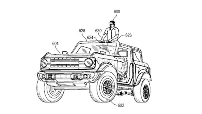 Le SUV décapotable Bronco de Ford est piloté par un conducteur debout dans le plancher du véhicule et utilisant des boutons montés sur le cadre du pare-brise pour le contrôler.