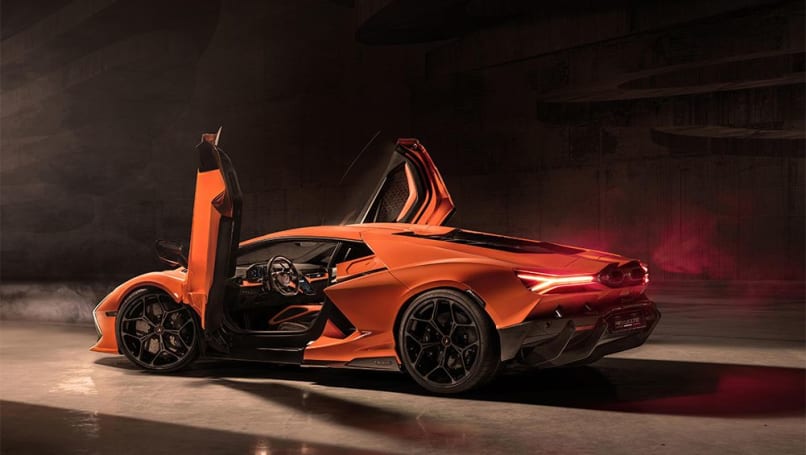 Non seulement Lamborghini affirme que son usine de production est neutre en carbone, mais elle prévoit également de lancer sa quatrième gamme de modèles, désignée par Scardaoni comme le nom de sa version concept, la Lanzador, un 2+2 places électrique avec une hauteur de caisse surélevée - à venir en 2028.