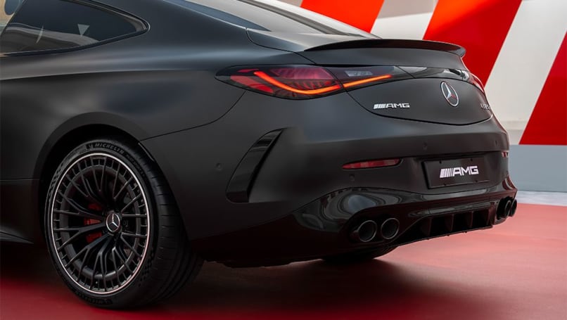 La transmission est transmise aux quatre roues via une transmission automatique à double embrayage à neuf rapports et le système AMG Performance 4Matic+ AWD « entièrement variable », avec une accélération revendiquée de 0 à 100 km/h pesant en 4,3 secondes correctement.