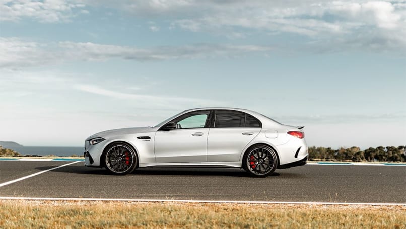 La combinaison du moteur avant et du moteur arrière permet à la C63 SE Performance d'obtenir une répartition parfaite du poids de 50:50, tandis que le moteur électrique à deux vitesses améliore encore les performances d'accélération.