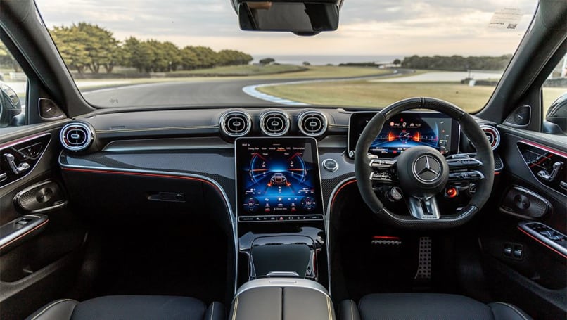 Une liste de fonctionnalités standard bien fournie comprend un affichage tête haute, un système audio Burmester, des sièges avant chauffants et électriques, un éclairage d'ambiance haut de gamme et une navigation en réalité augmentée MBUX à chargement sans fil.