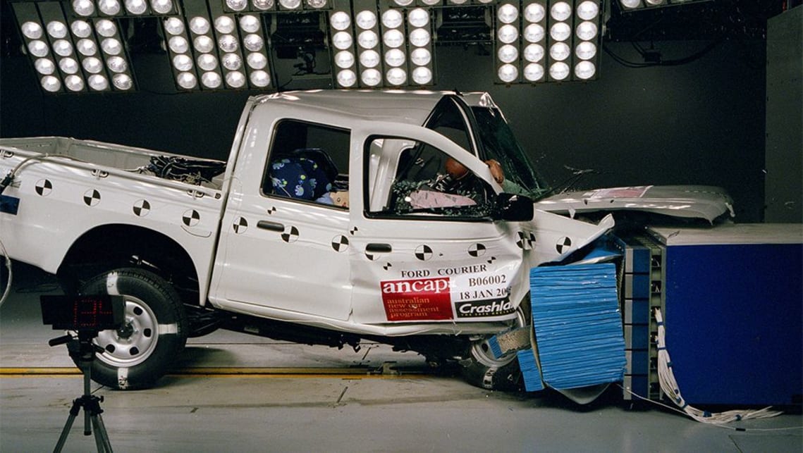 Quiconque dit ne pas construire des voitures aussi robustes qu'avant devrait comparer la solidité des cellules des occupants du nouveau Ford Ranger par rapport à l'ancien Ford Courier.