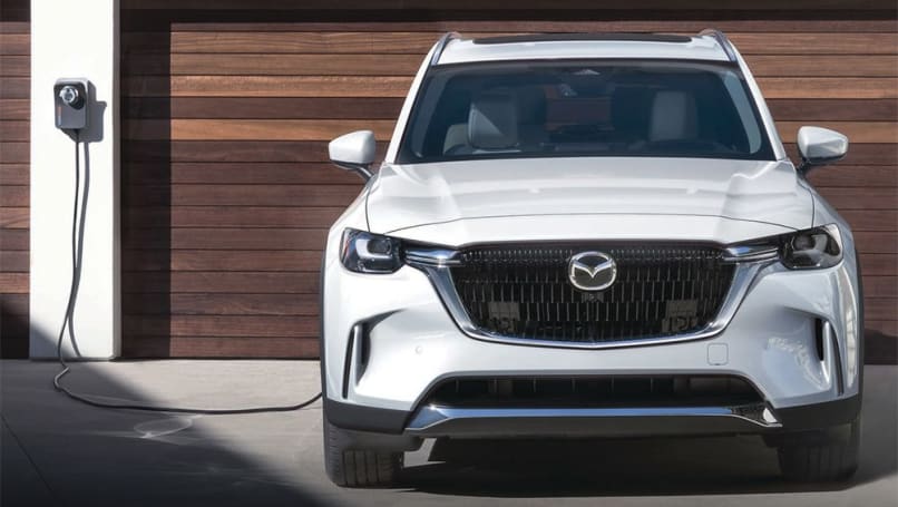 Les groupes motopropulseurs essence et diesel actuels du CX-90 ont une fonctionnalité hybride légère, mais le nouveau moteur essence quatre cylindres de 2,5 litres de 241 kW/500 Nm avec une batterie de 17,8 kWh est en train de devenir le héros de luxe haut de gamme de la marque.