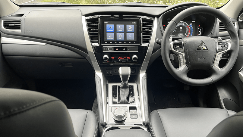 Le Pajero Sport reçoit des palettes de changement de vitesse sur le volant. (Image : Glen Sullivan)