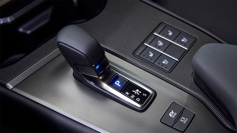 Un nouveau système de changement de vitesse par fil a été mis en œuvre pour l'UX300h.