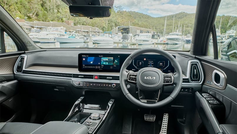 Les principaux changements apportés à la gamme incluent un écran plus sec « simpliste » de 4,0 pouces pour remplacer les jauges analogiques, ou un nouvel affichage double panoramique pour le conducteur et des écrans multimédia disponibles dans la GT-Line, les deux écrans mesurant les mêmes 12,3 pouces.