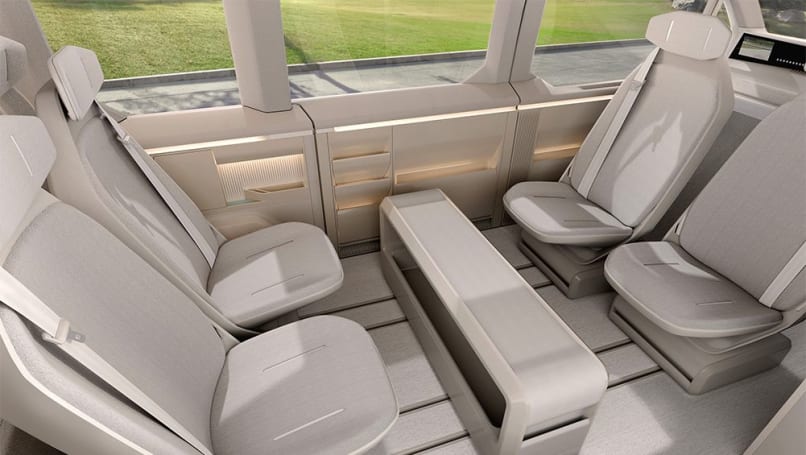 À l'intérieur, des illustrations montrent que la marque a des idées pour des intérieurs tout aussi modulaires, pouvant être aménagés pour chaque cas d'utilisation, tandis que la cabine du conducteur peut également être utilisée comme espace de travail.
