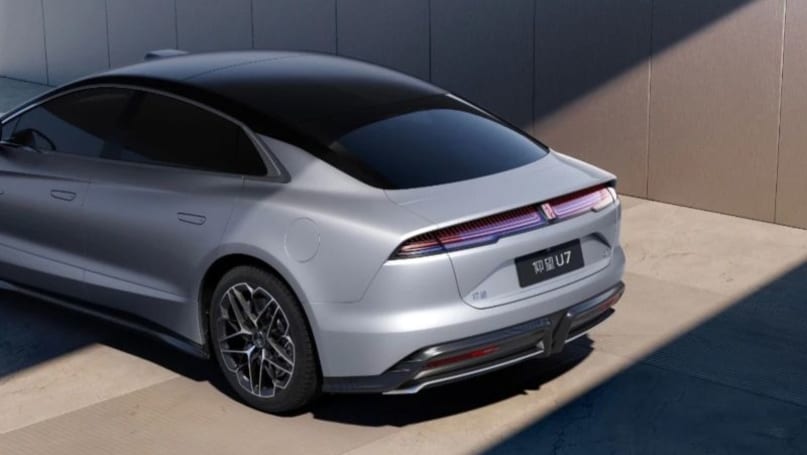 L'U7 adopte une carrosserie plus longue avec un design arrière plus agressif, semblable à une Audi RS7.