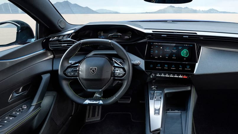 À l'intérieur de la dernière itération du design unique du tableau de bord « i-Cockpit » de Peugeot intègre un groupe d'instruments numériques de 10 pouces avec un autre écran central de 10 pouces.