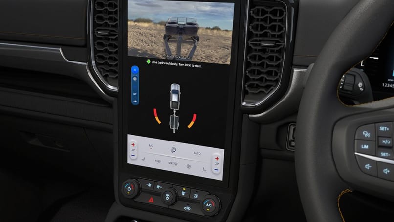 La fonction Pro Trailer Backup Assist permet aux conducteurs de diriger la remorque à l'aide de l'anneau extérieur du sélecteur de mode de conduite sur la console centrale.