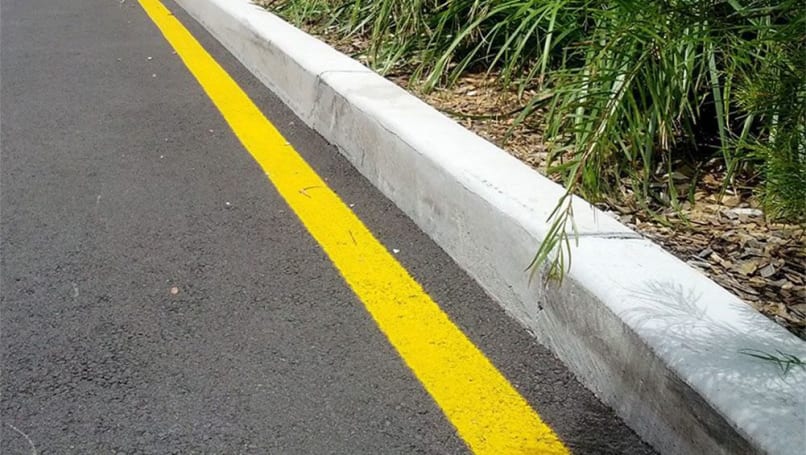 En NSW, Vic, SA, TAS, NT, la ligne jaune ininterrompue près du trottoir désigne une zone d'arrêt interdit.  (Image : VicRoads)