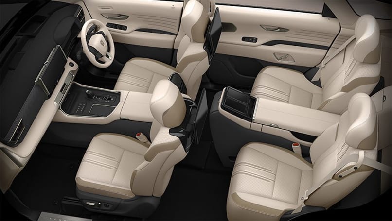Le SUV dispose d'une configuration à quatre places séparées par une grande console centrale à l'arrière avec un écran tactile pour contrôler l'inclinaison des sièges arrière et les fonctions multimédia.