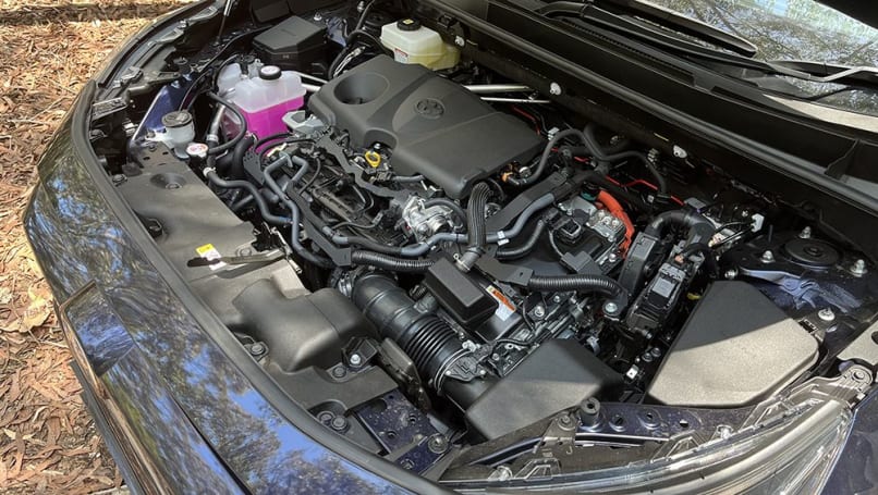Le RAV4 dispose d'un réservoir de carburant de 55 litres, donc d'après le chiffre de consommation de carburant du test, vous pouvez raisonnablement vous attendre à obtenir une autonomie d'environ 930 km avec un réservoir plein. (image : Glen Sullivan)