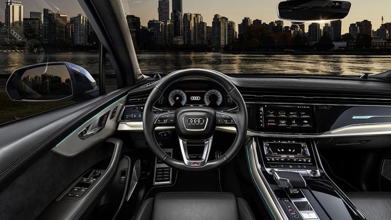 Même si l'intérieur reste assez similaire en termes d'agencement et d'écrans, Audi affirme avoir ajouté des applications tierces au système multimédia.