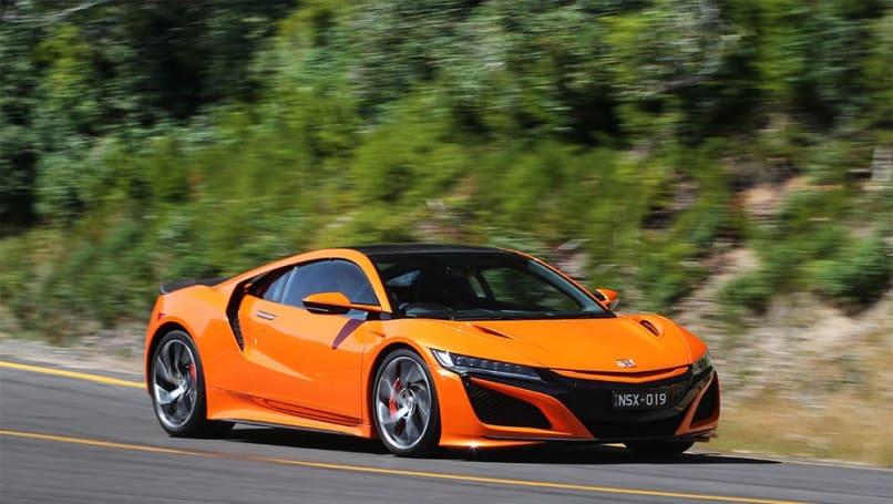 La Honda NSX de première génération a été mise en vente en 1990 en tant que voiture de sport à moteur central et à propulsion arrière offrant des performances de supercar, mais avec la fiabilité et le prix abordable d'une marque japonaise grand public.