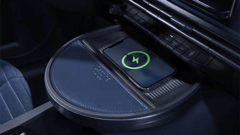 L'intérieur, comme le montrent les images officielles de la marque, semble également comporter une grande plate-forme centrale ronde qui abrite un important chargeur sans fil pour smartphone.