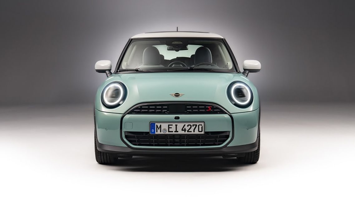 Les deux modèles sont équipés d'un amortissement adaptatif et quatre niveaux de finition seront proposés : versions Essential, Classic, Favored et JCW.