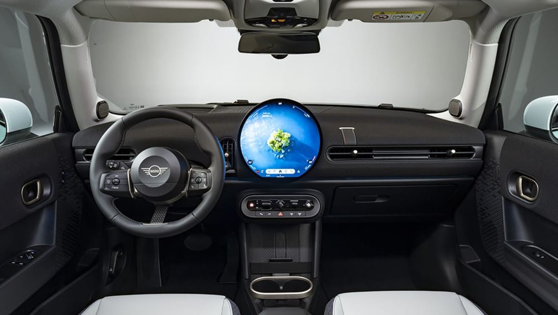 Comme pour la Mini électrique dévoilée l’année dernière, les versions essence s’accompagnent d’une légère amélioration de la technologie multimédia.