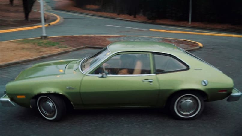 Juste le genre de voiture abordable, indésirable, petite et dangereuse qui convient parfaitement à Joyce, malchanceuse. (image : Netflix via IMCDb)