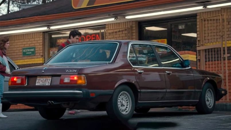 Steve commence la série en tant que beau et riche enfant de l'école de Hawkins, cela lui convient donc de parcourir le Midwest américain dans une berline de luxe allemande. (image : Netflix via IMCDb)