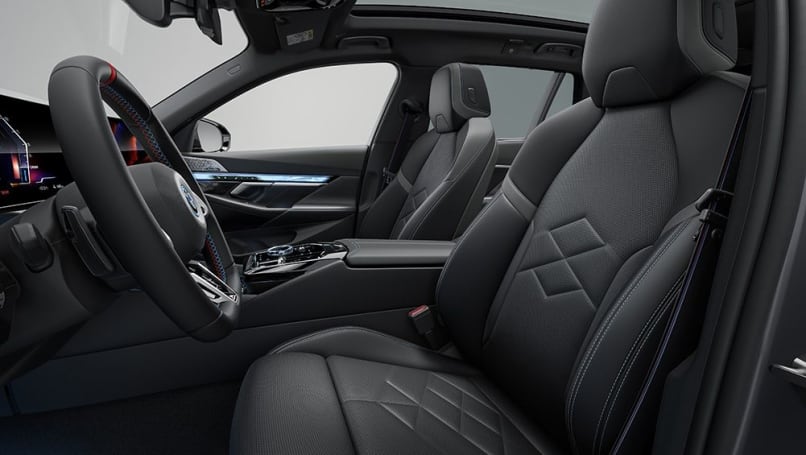 L'i5 M60 Touring xDrive est livré avec des équipements de série, notamment un éclairage d'ambiance, des sièges sport, une climatisation à quatre zones, des phares à LED adaptatifs et une sellerie en cuir mérinos.