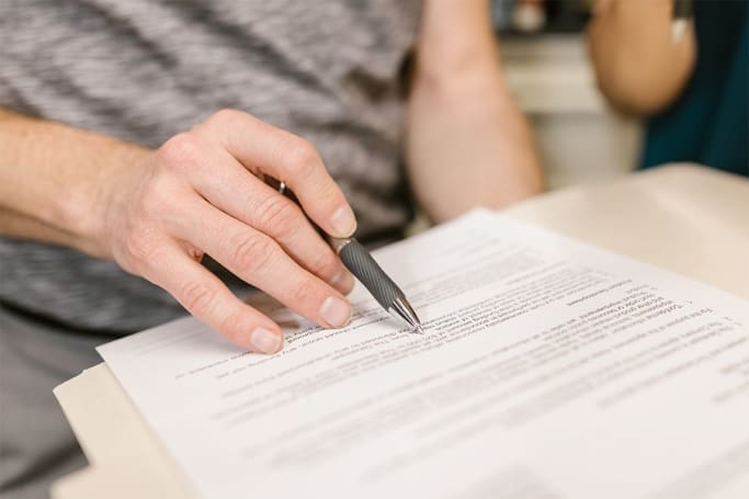 Un conseil indépendant est probablement la première étape à suivre pour décider si un bail nové est fait pour vous ou non. (Image : Projet de stock RDNE)