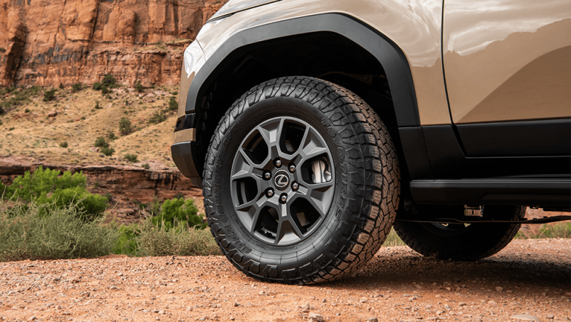 Le GX est équipé de pneus Toyo All-Terrain, améliorant ses capacités tout-terrain et assurant une traction fiable sur diverses surfaces.