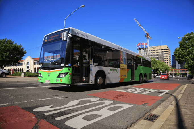 Lorsqu'il s'agit de conduire dans les voies réservées aux autobus, il y a des sanctions en cas d'erreur, il est donc utile de savoir ce qui est correct et ce qui ne l'est pas.  (Image : ABC Canberra)