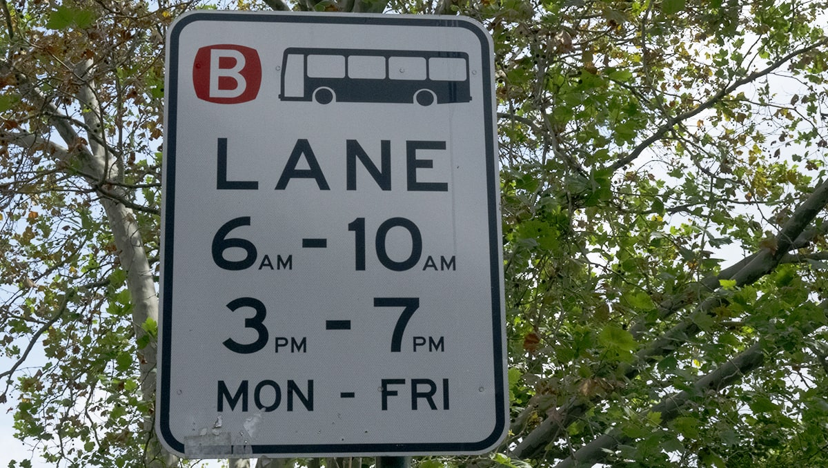Quels usagers de la route sont autorisés à emprunter la voie réservée aux bus ?