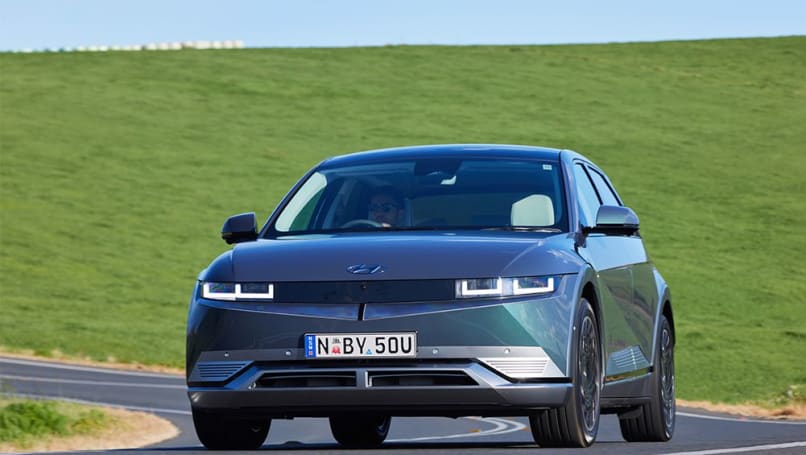 Cela pourrait signifier une ruée vers les véhicules électriques et hybrides, ce qui entraînerait probablement une hausse des prix à un moment où les prix des voitures augmentent rapidement.