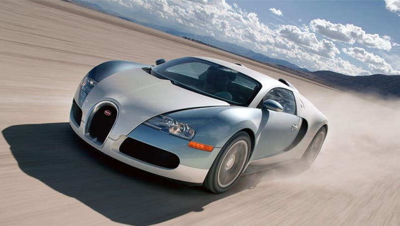 La Chiron est arrivée en 2010 pour remplacer la Bugatti Veyron qui utilisait également la W16 et détenait le titre de véhicule de série le plus rapide au monde avec sa vitesse de pointe imbattable de 431,072 km/h.
