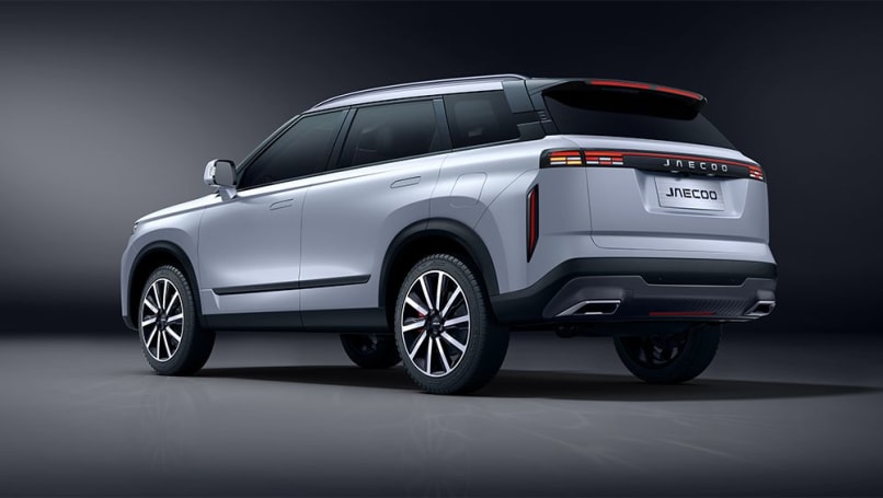 Un profil de type coupé avec une extrémité arrière surélevée donne au J7 des notes de l'Evoque de Range Rover, ainsi que des feux arrière et leur design LED à motifs intéressant.