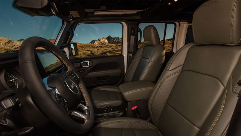 Les nouvelles caractéristiques standard du Wrangler comprennent un pare-brise « Gorilla Glass », un écran tactile multimédia de 12,3 pouces, des sièges avant électriques sur les versions Overland et Rubicon à quatre portes, tandis que cette dernière dispose désormais également de sièges en cuir Nappa.