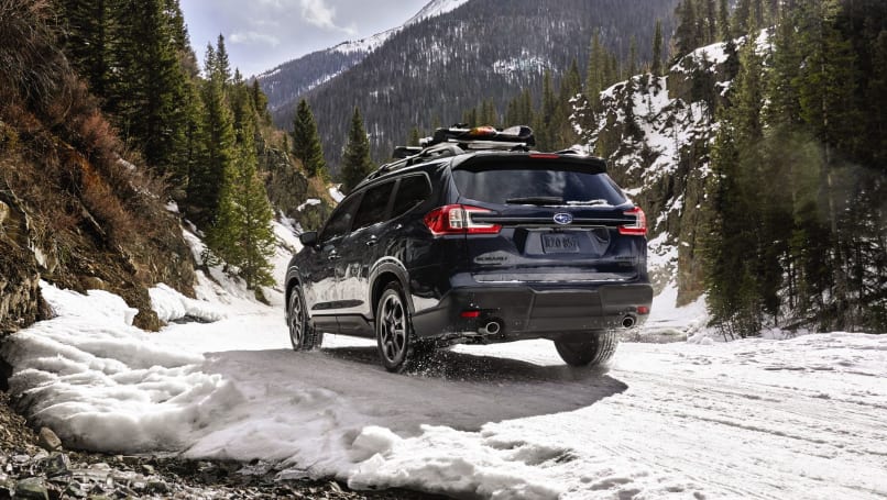 Elle est également propulsée par le moteur « boxer » turbocompressé à quatre cylindres opposés horizontalement de 2,4 litres, familier de la gamme de berlines et de familiales WRX.