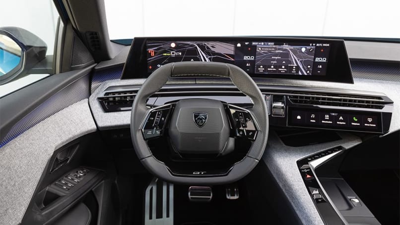 La configuration du « i-Cockpit » de Peugeot a été considérablement améliorée, comprenant désormais un écran panoramique incurvé de 21 pouces combinant les affichages des médias, de l'instrumentation et des commandes du véhicule.