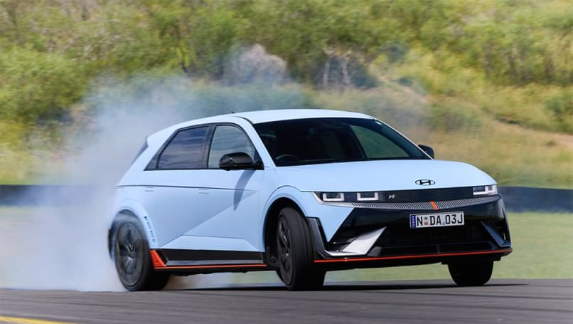 S'adressant aux médias australiens lors du récent lancement de la Ioniq 5 N, la première voiture électrique performante de la marque qui coûte 111 000 $ (plus les frais de route), Biermann a clairement indiqué que son objectif était de créer un remplacement pour la i30 N à essence.