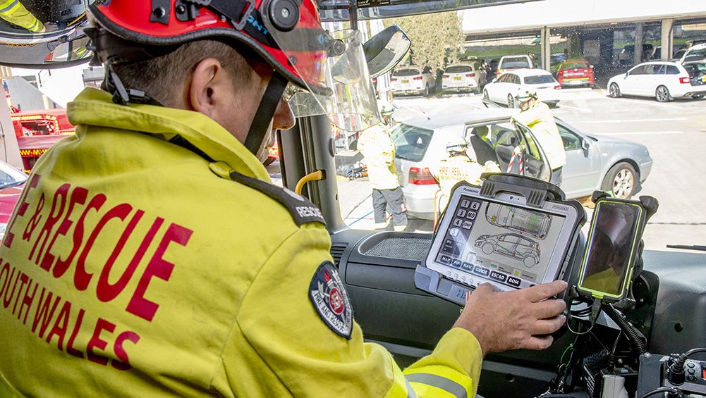 Que se passe-t-il si une voiture électrique est impliquée dans un accident et prend feu ?  Un expert confirme certains des dangers et si les constructeurs automobiles fournissent les bons détails pour un sauvetage en toute sécurité - Car News